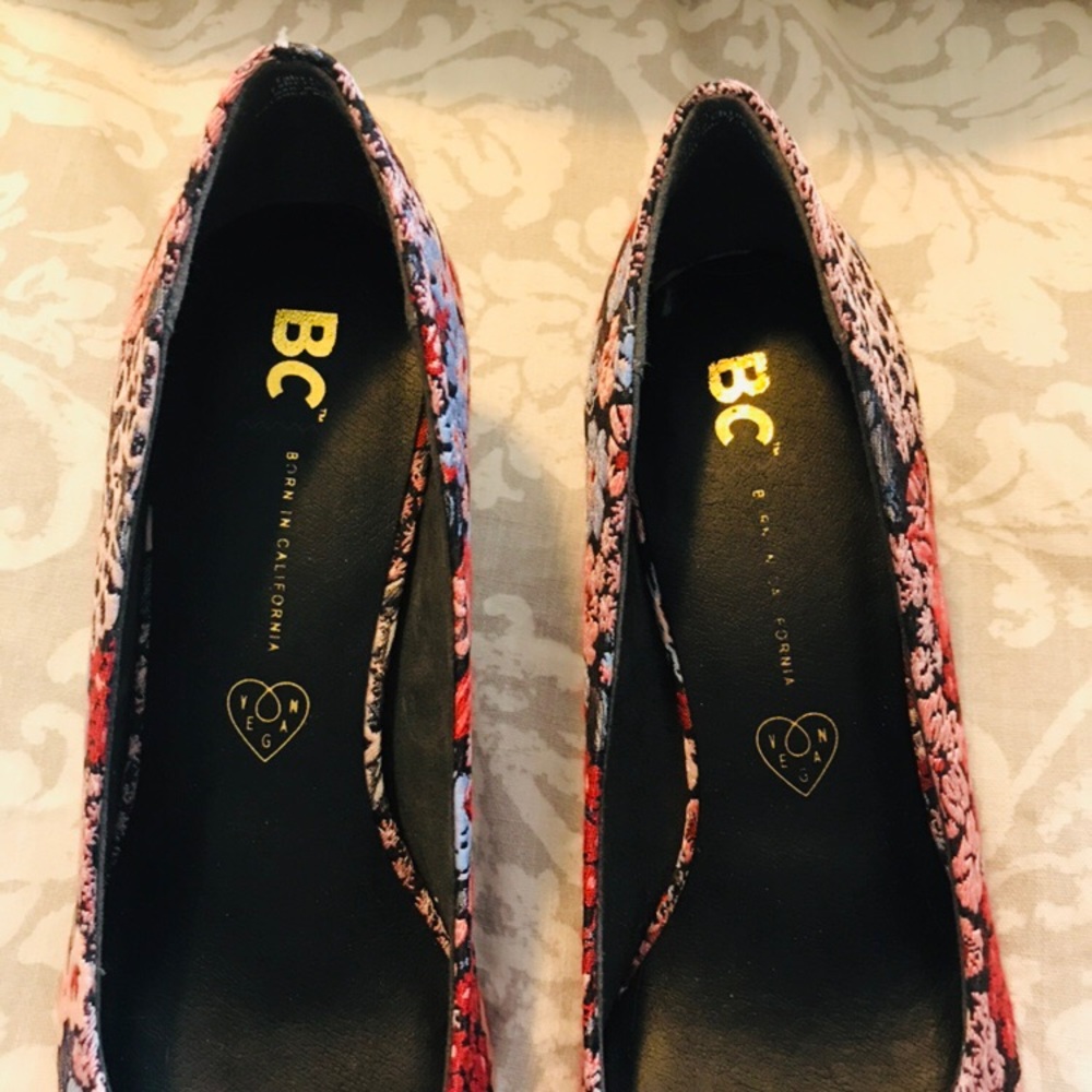 BC | NWOT Black Floral Kitten Heels - Picture 5 of 6